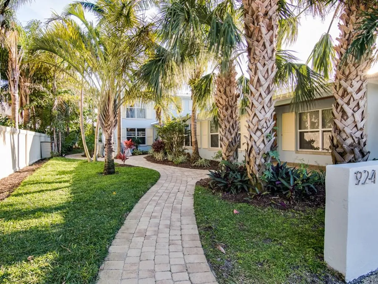 South Florida Real Estate | View 924 Coquina Lane, 4 | 2 Beds, 2 Baths
