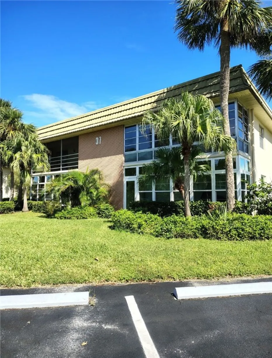 South Florida Real Estate | View 37 Vista Gardens, 206 | 2 Beds, 2 Baths