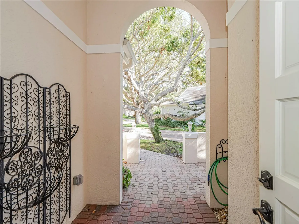 South Florida Real Estate | View 210 S Peppertree | Listing