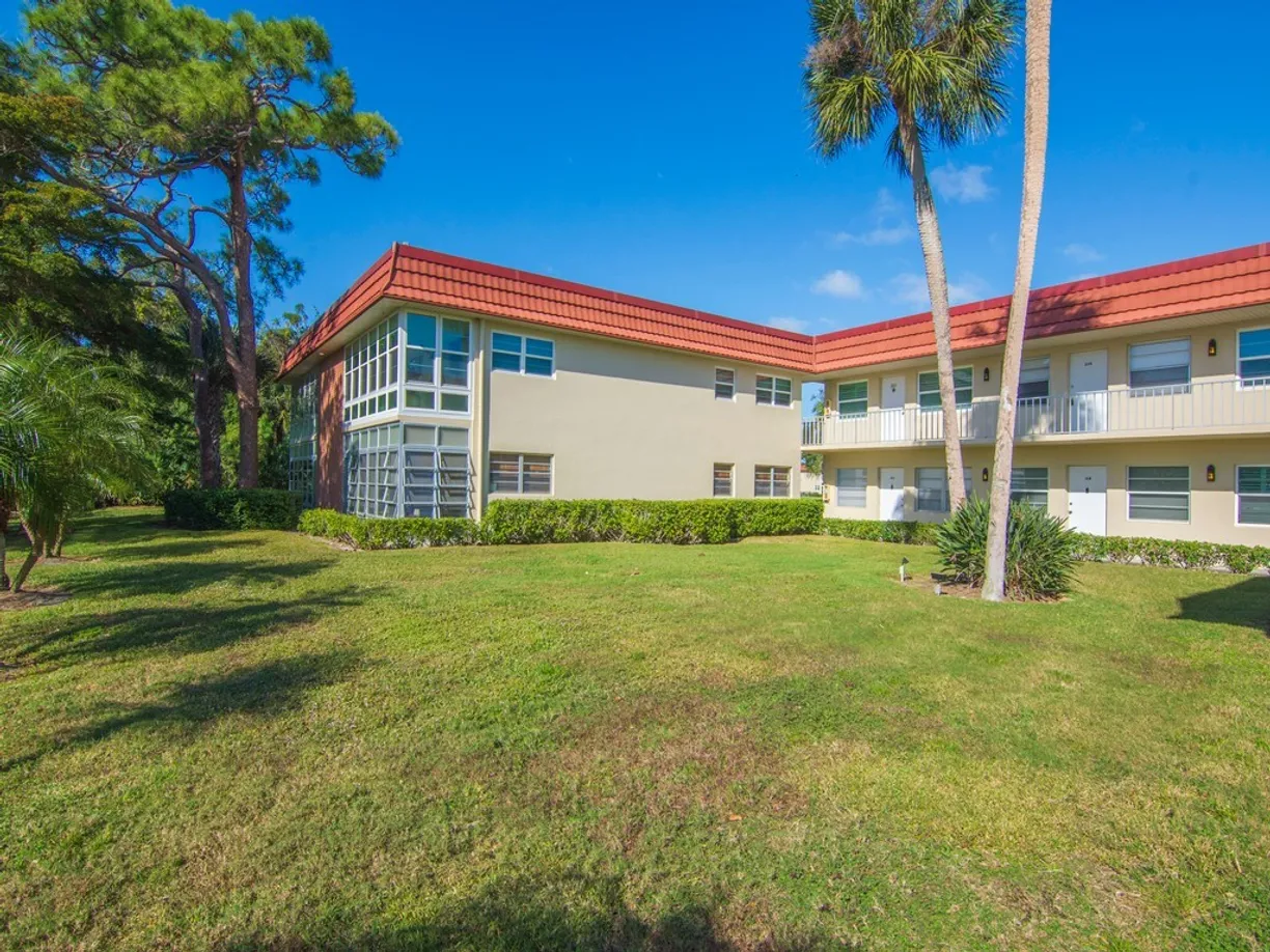 South Florida Real Estate | View 91 Crooked Tree, 204 | 1 Bed, 1 Bath