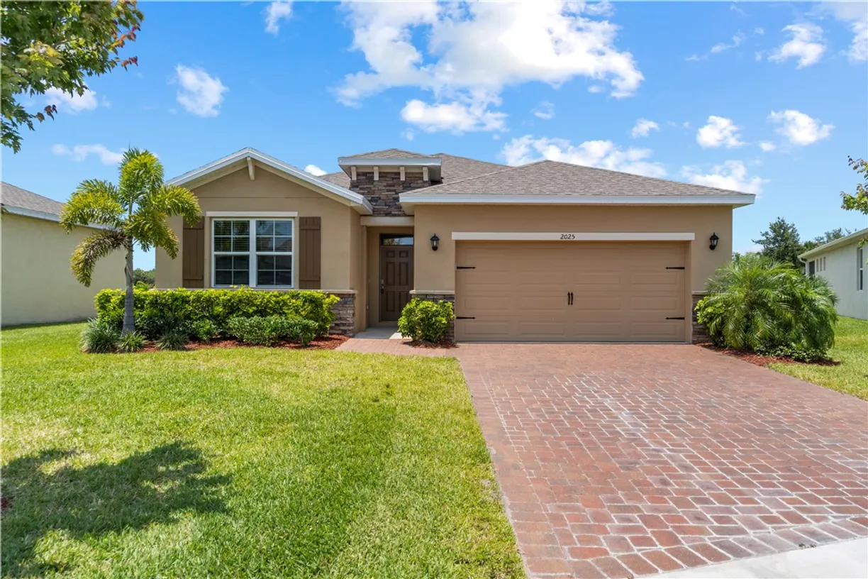 South Florida Real Estate | View 2025 Amazon | 4 Beds, 2 Baths