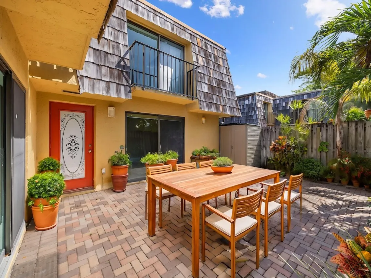 South Florida Real Estate | View 350 E Waverly, 5C | 2 Beds, 2 Baths