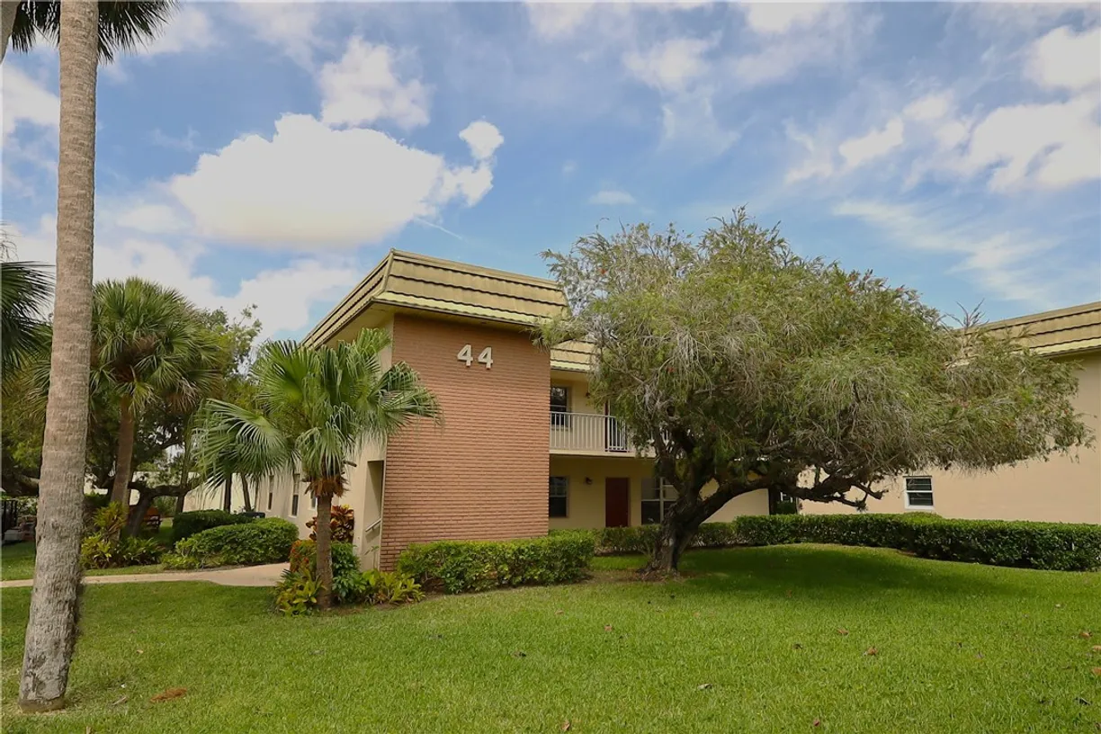 South Florida Real Estate | View 44 Vista Gardens, 106 | 2 Beds, 2 Baths