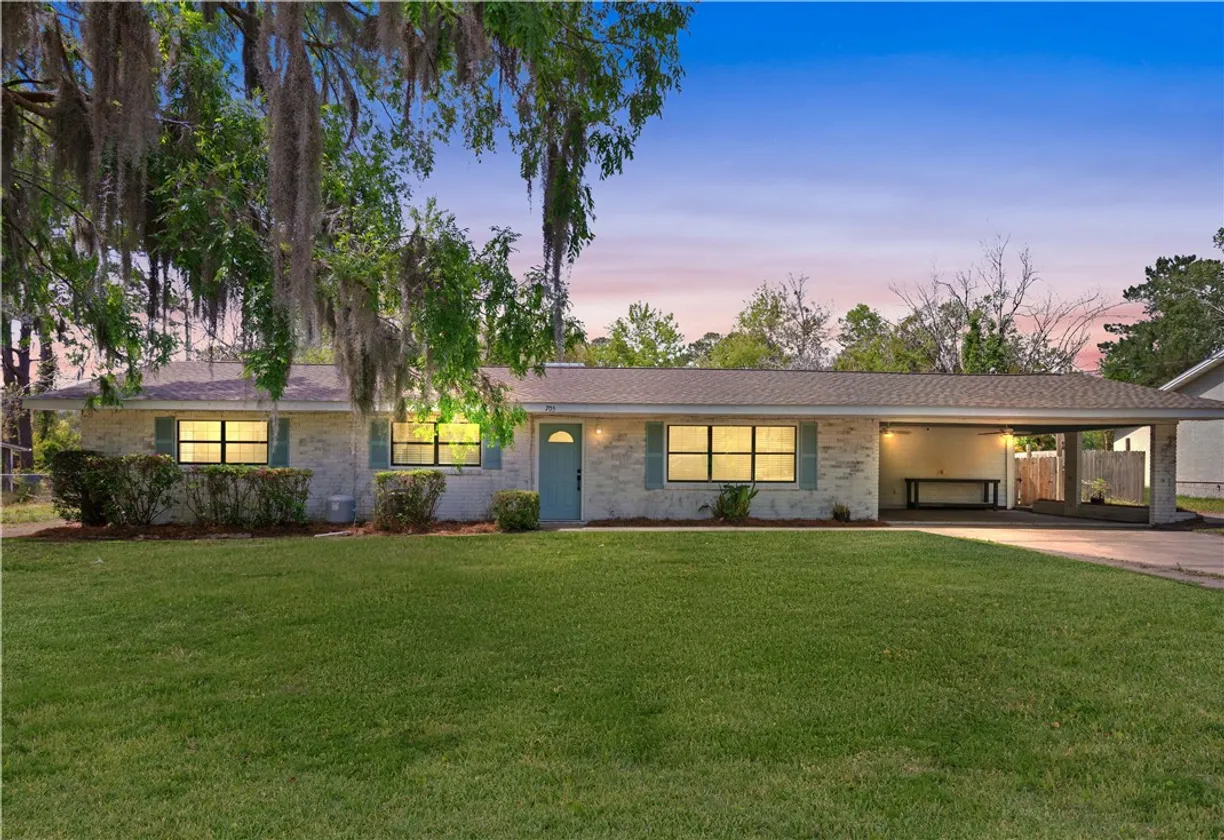 Savannah Real Estate | View 705 Oak Lane | 3 Beds, 2 Baths