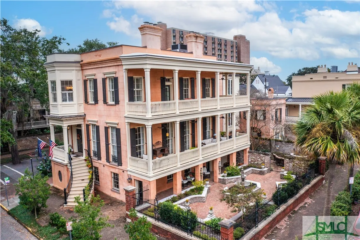 Savannah Real Estate | View 432 Abercorn Street | 6 Beds, 4 Baths