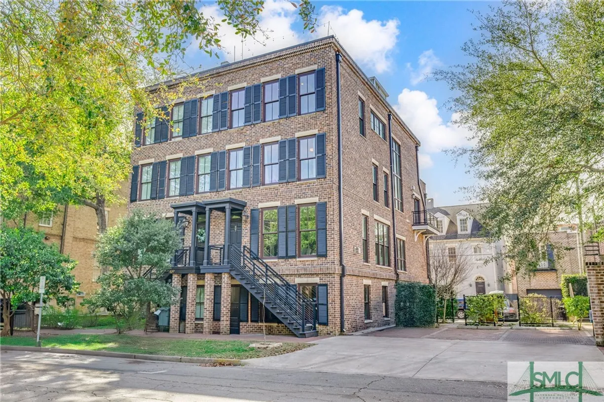Savannah Real Estate | View 407 E McDonough Street | 6 Beds, 3 Baths