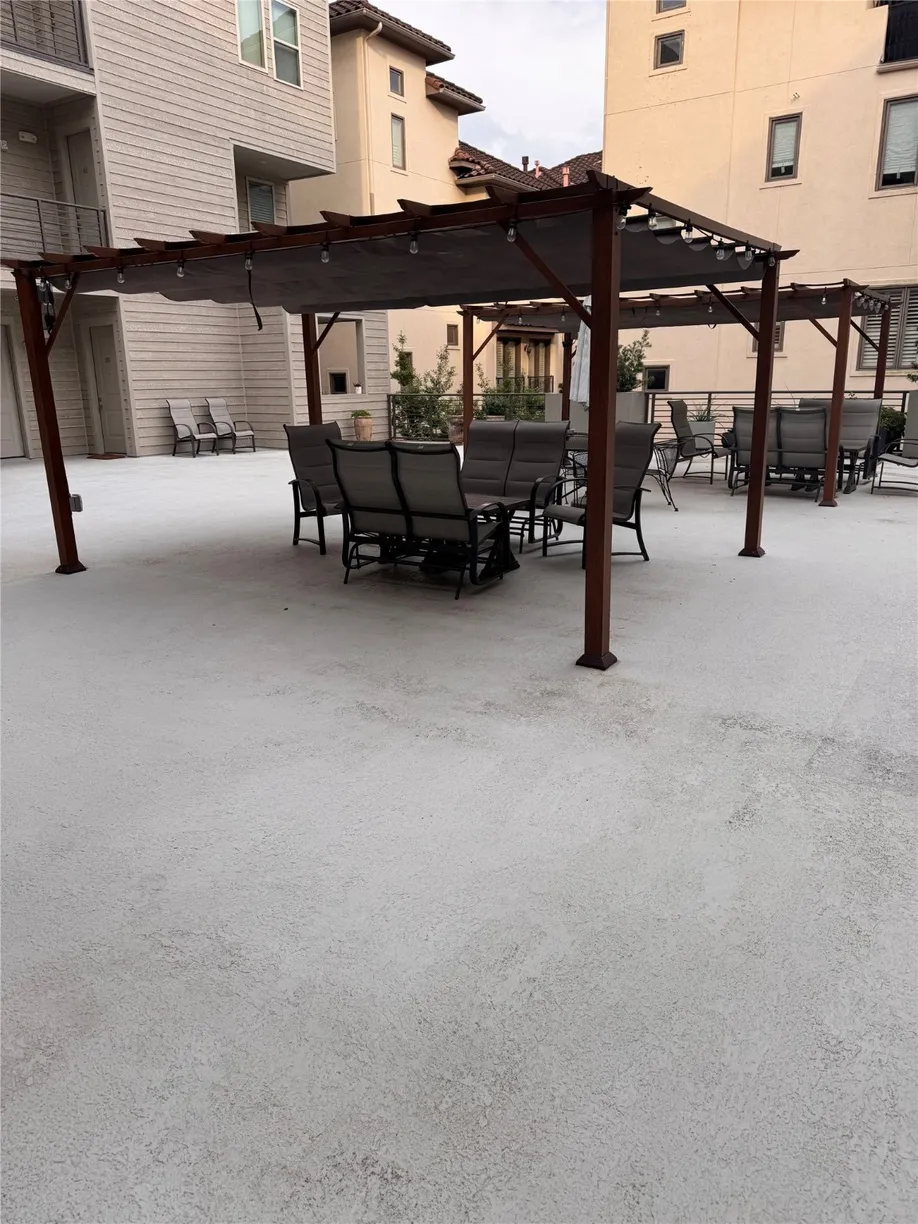 Houston Real Estate | View 4819 Caroline Street, 103 | 1 Bed, 1 Bath