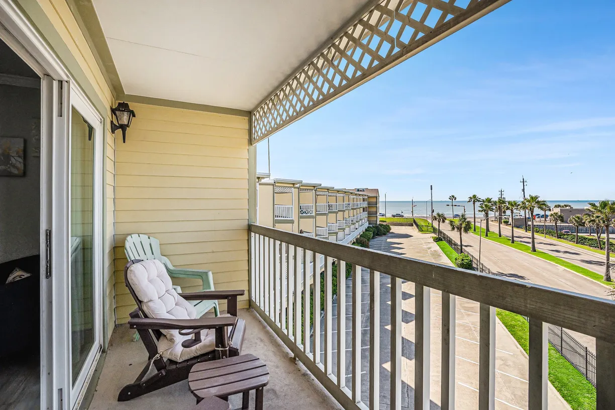Houston Real Estate | View 6300 Seawall Boulevard, 9328 | 1 Bed, 1 Bath
