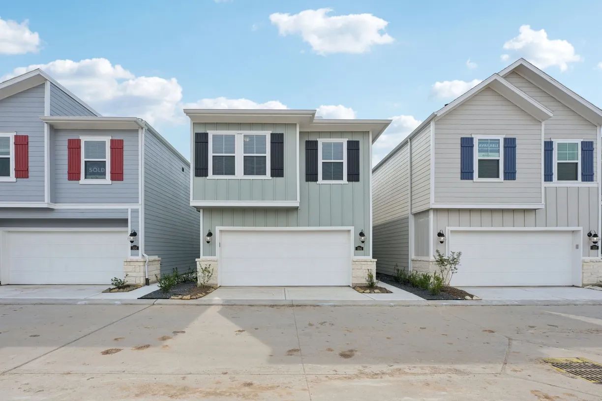 Houston Real Estate | View 554 Avisa Drive | 3 Beds, 2 Baths