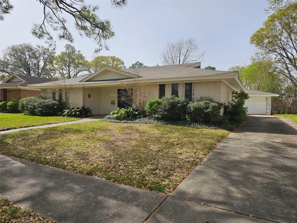 Houston Real Estate | View 5715 Braesvalley Dr | 3 Beds, 2 Baths