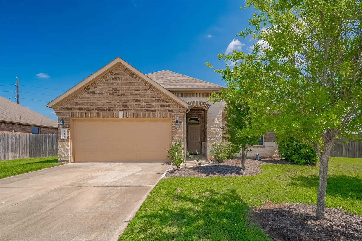 Houston Suburbs Real Estate | View 6406 Sterling Shores Lane | 4 Beds, 3 Baths