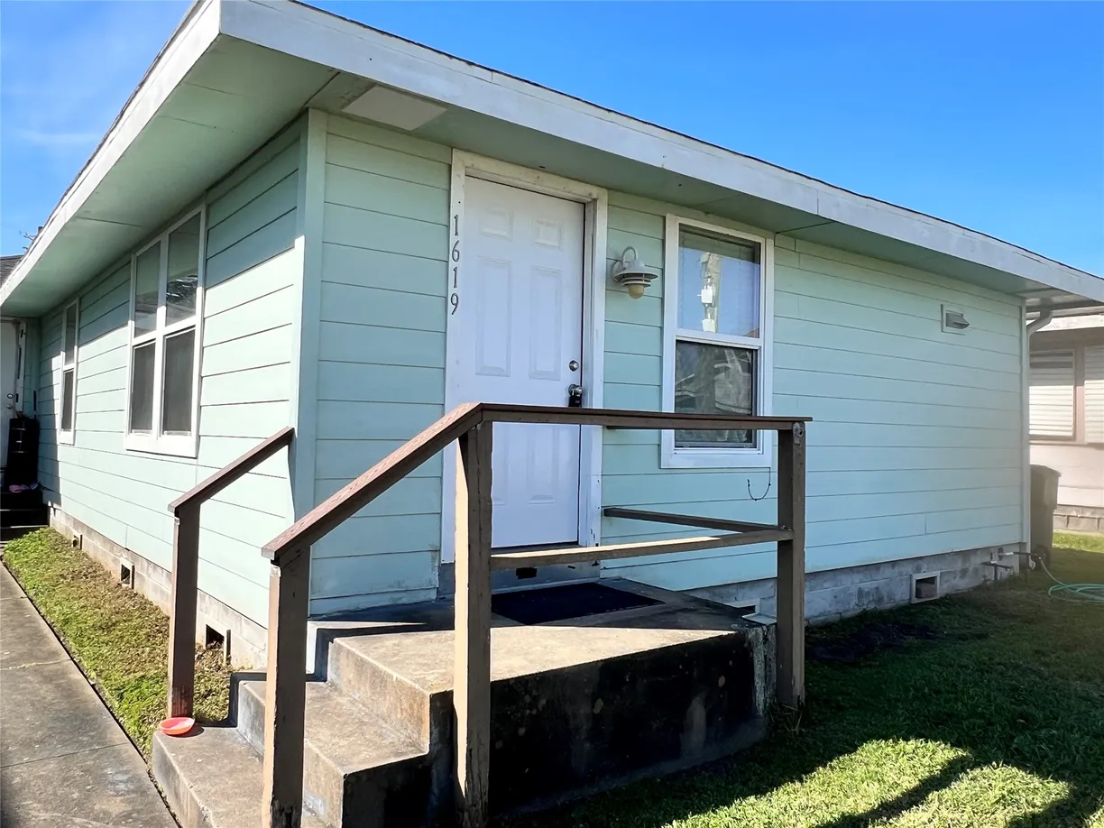 Houston Real Estate | View 1619 Bayou Homes Drive | 1 Bed, 1 Bath