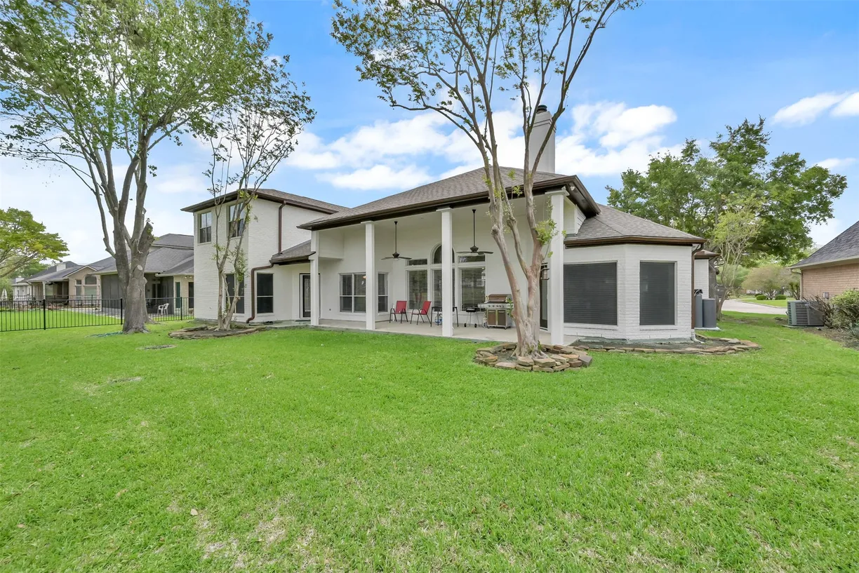 Houston Real Estate | View 108 Somerton Drive | 6 Beds, 4 Baths