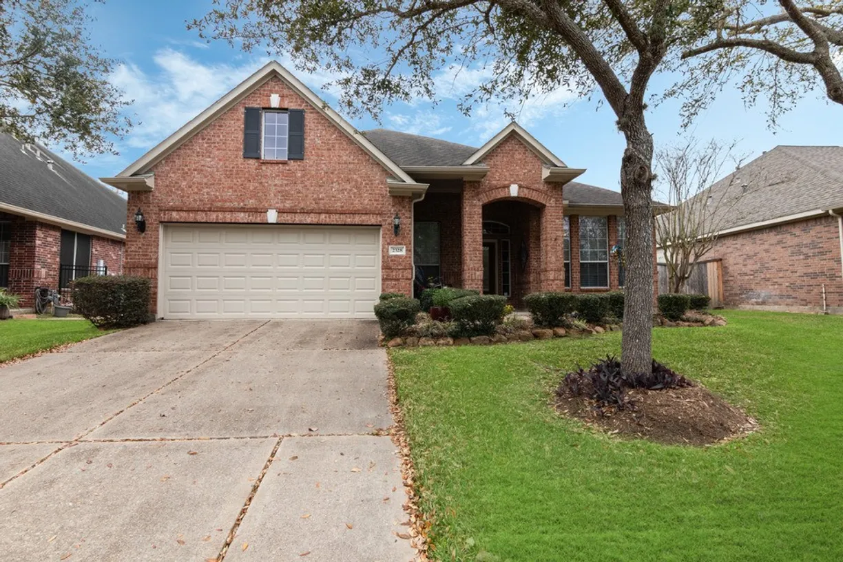 Houston Real Estate | View 2328 S Venice Drive | 2 Beds, 2 Baths