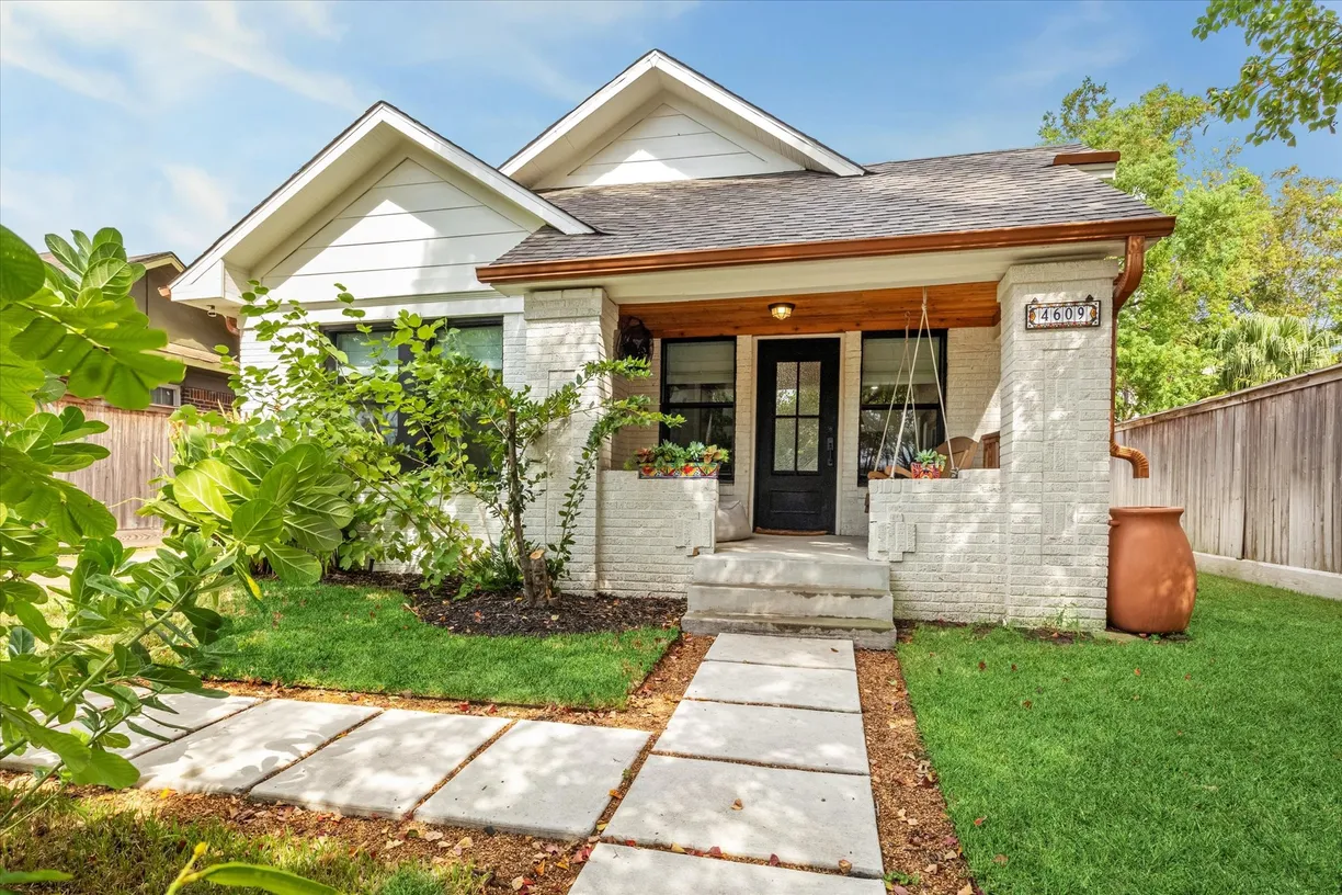 Houston Real Estate | View 4609 Bell Street | 3 Beds, 2 Baths