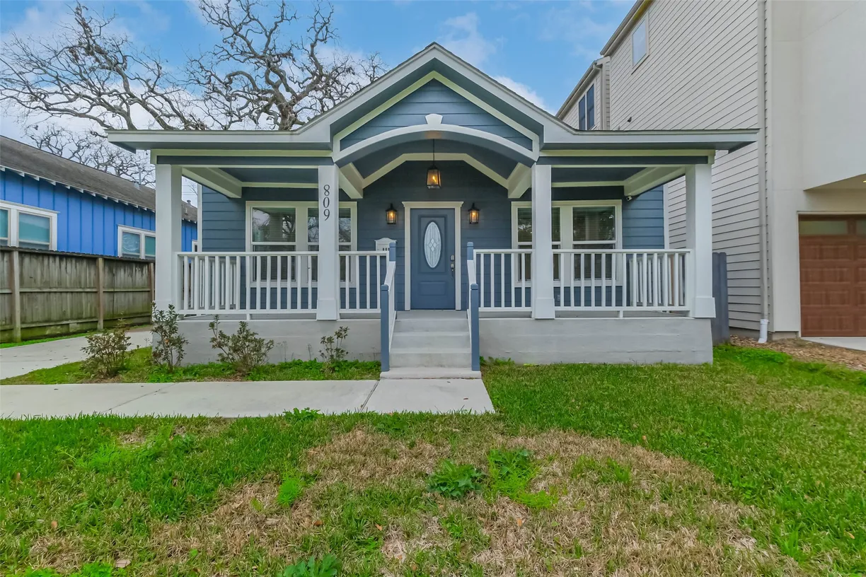 Houston Real Estate | View 809 Vincent Street | 2 Beds, 2 Baths