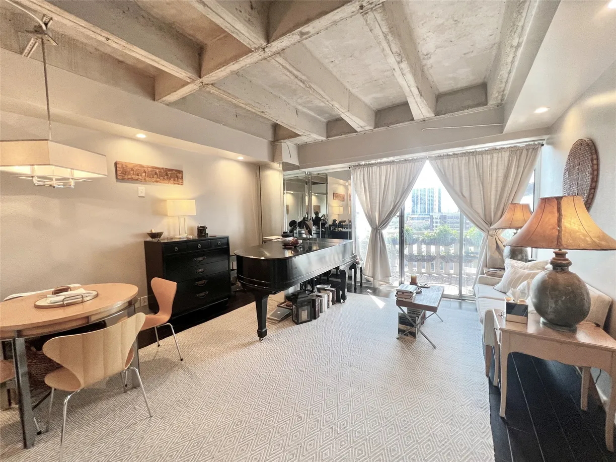 Houston Real Estate | View 2016 Main Street, 808 | 1 Bath