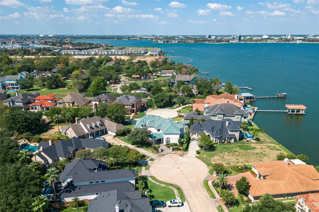 Houston Real Estate | View 1002 Island View | 6 Beds, 5 Baths