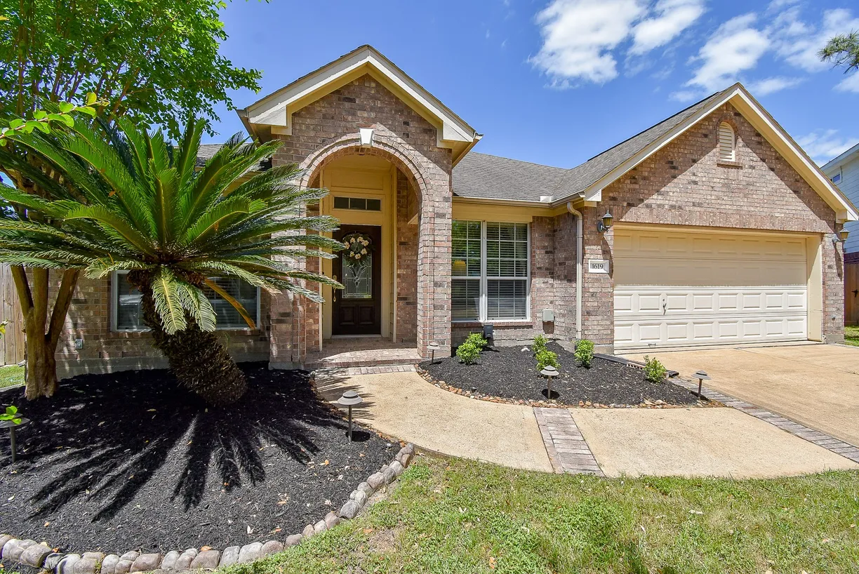 Houston Real Estate | View 1619 Anna Mills Court | 3 Beds, 2 Baths