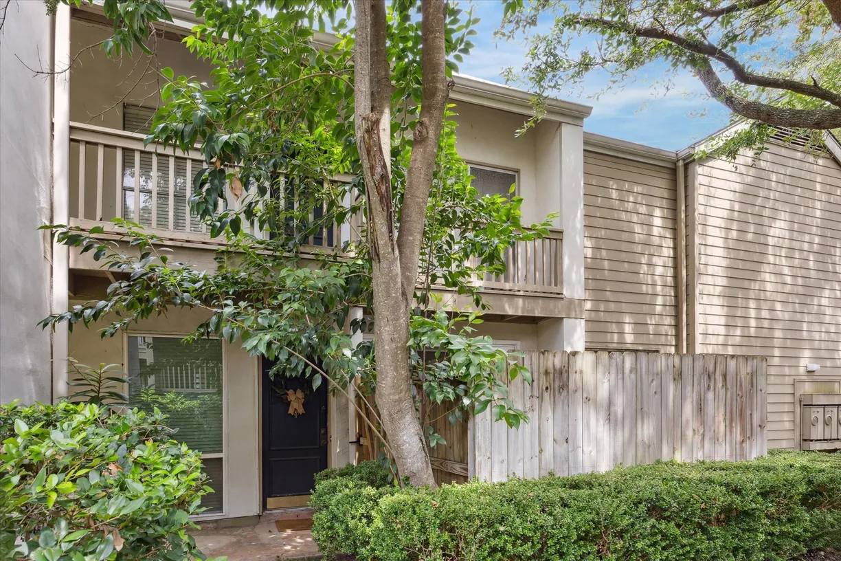 Houston Real Estate | View 2100 Tanglewilde Street, 297 | 1 Bed, 1 Bath