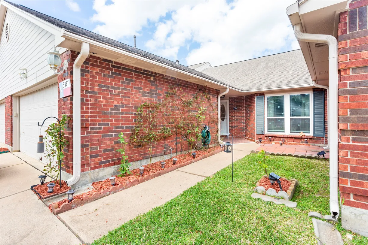 Houston Real Estate | View 3327 S Country Meadows | 2 Beds, 2 Baths