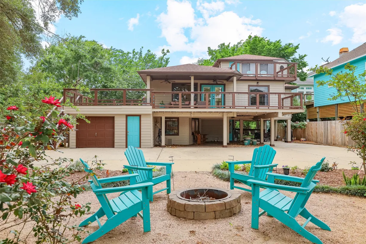 Houston Real Estate | View 224 Clear Lake Road | 2 Beds, 3 Baths