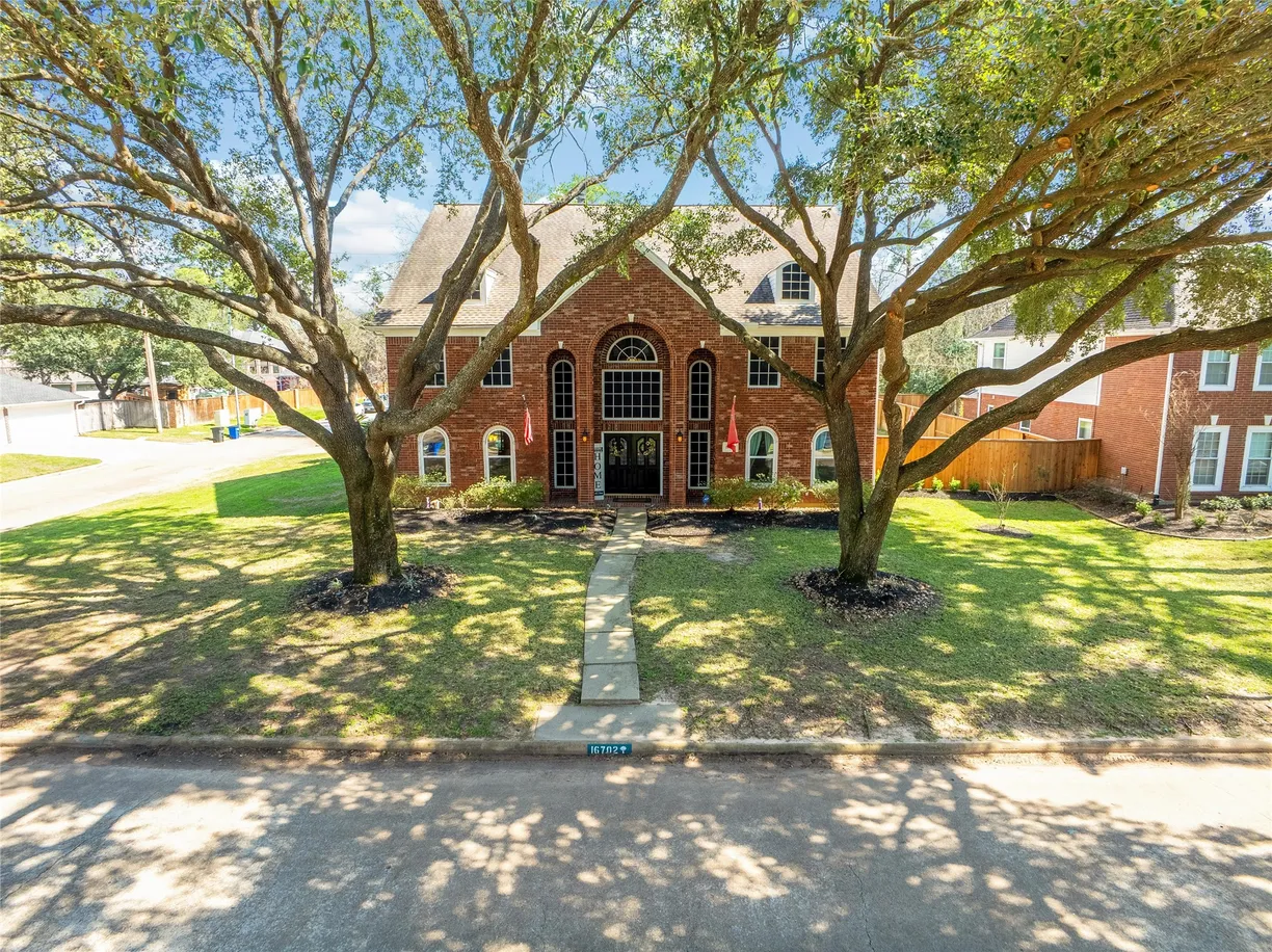 Houston Real Estate | View 16702 Avenfield Road | 6 Beds, 4 Baths