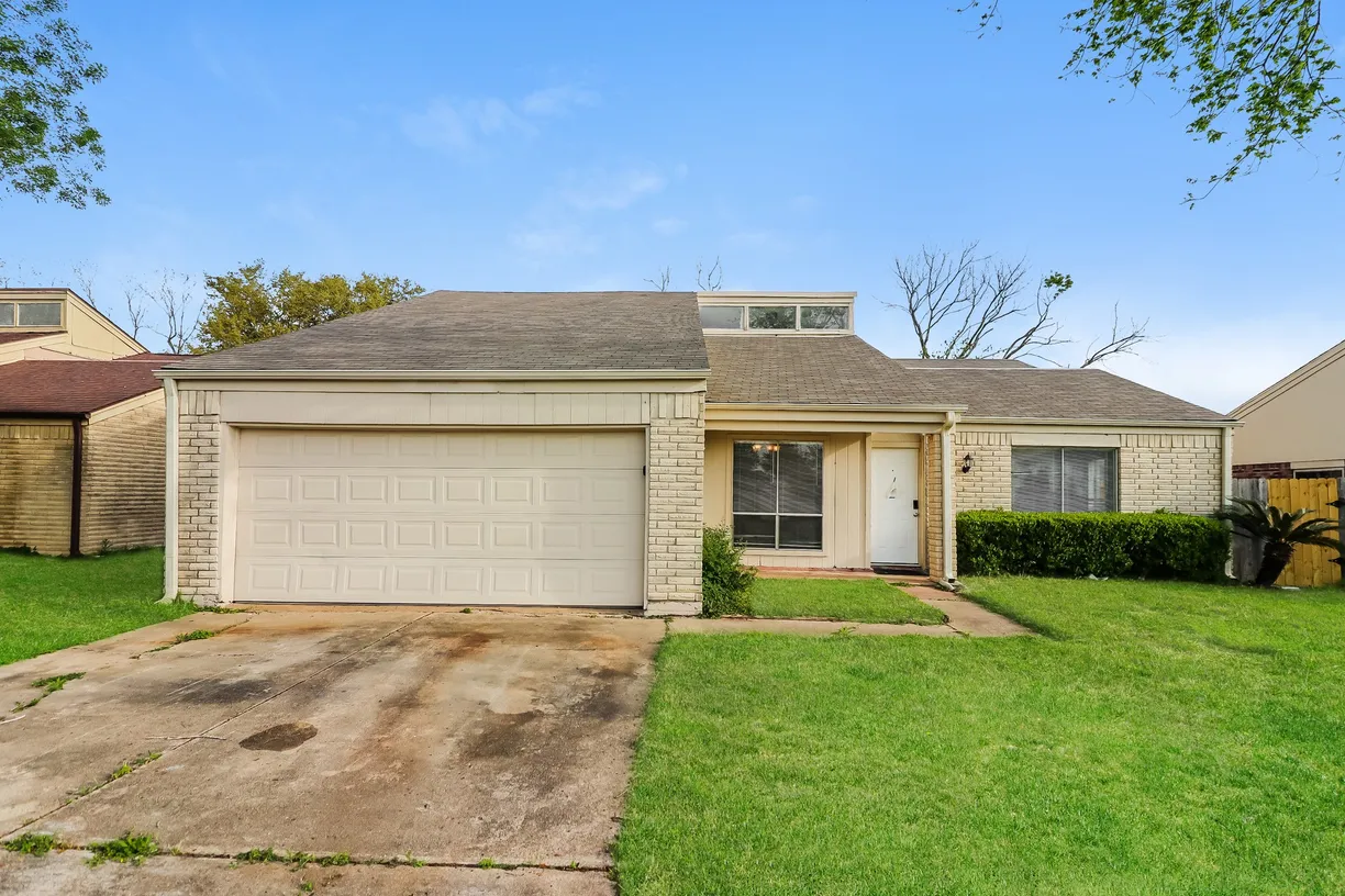 Houston Suburbs Real Estate | View 526 Reecewood Lane | 4 Beds, 3 Baths