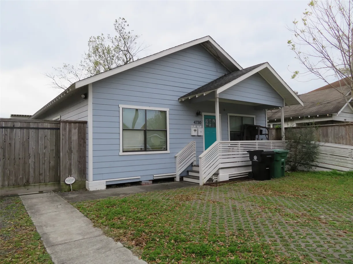 Houston Real Estate | View 4730 Bell Street | 2 Beds, 1 Bath