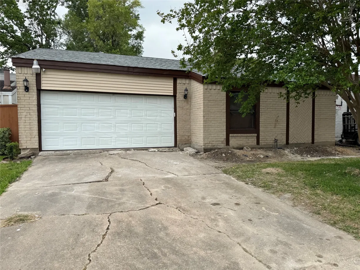 Houston Real Estate | View 6311 Dawnridge Drive | 4 Beds, 2 Baths