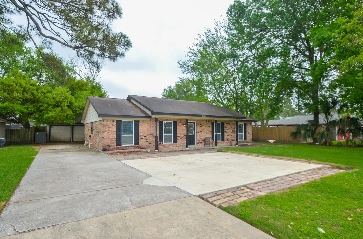 Houston Real Estate | View 2719 Mustang Road | 3 Beds, 2 Baths