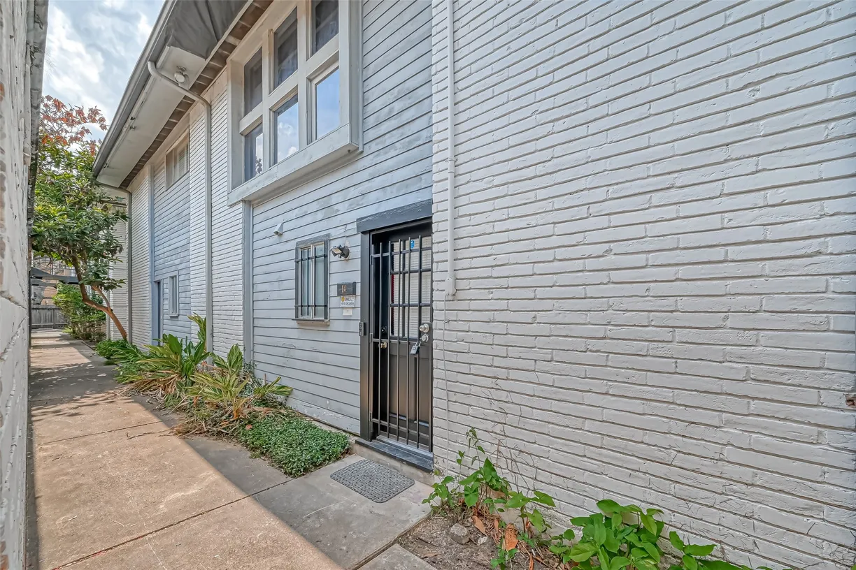 Houston Real Estate | View 3300 Yorktown Street, 14 | Listing