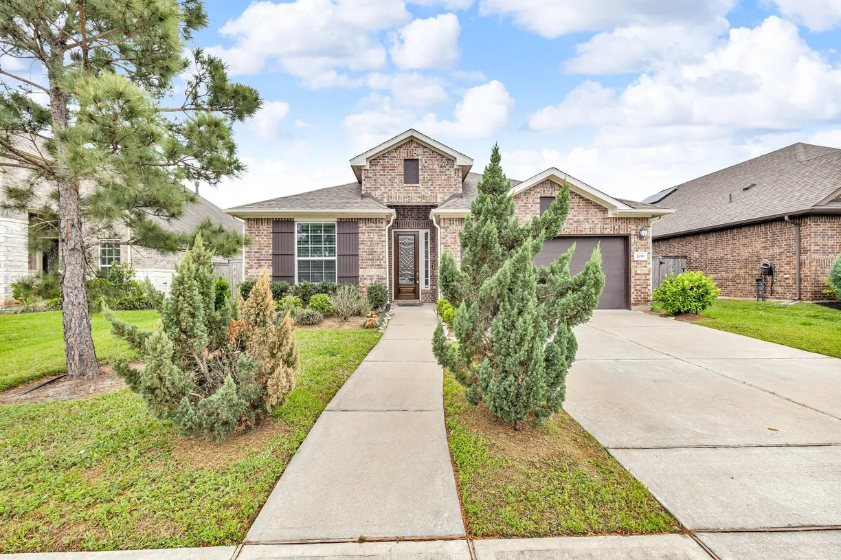 Houston Real Estate | View 2018 Glenwick Manor Lane | 3 Beds, 2 Baths