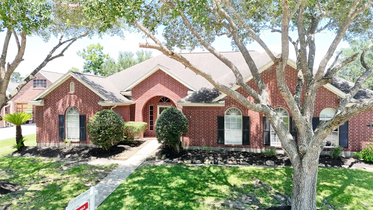 Houston Real Estate | View 811 Piney Ridge Drive | 5 Beds, 4 Baths