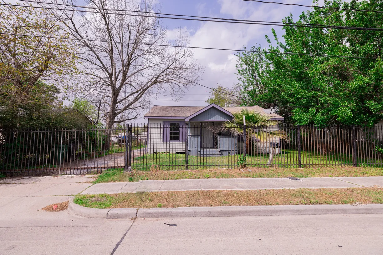 Houston Real Estate | View 107 Parker Road | Listing