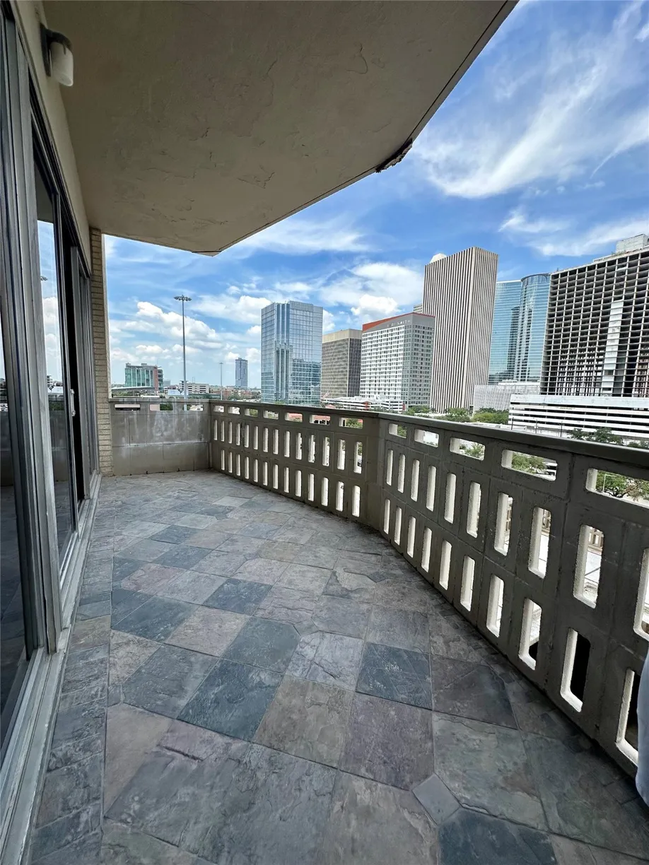 Houston Real Estate | View 2016 Main Street, 717 | Listing