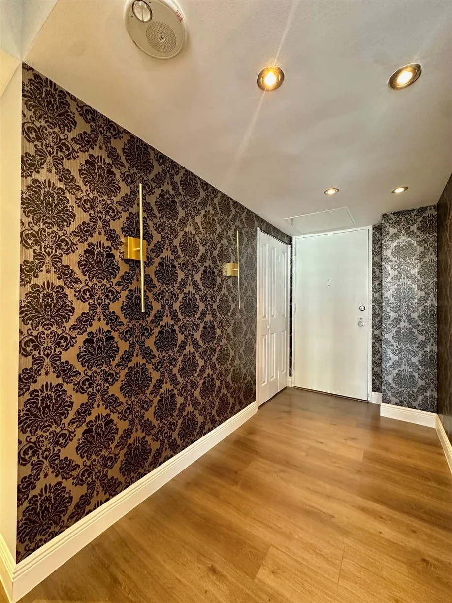 Houston Real Estate | View 2016 Main Street, 717 | 1 Bed, 1 Bath