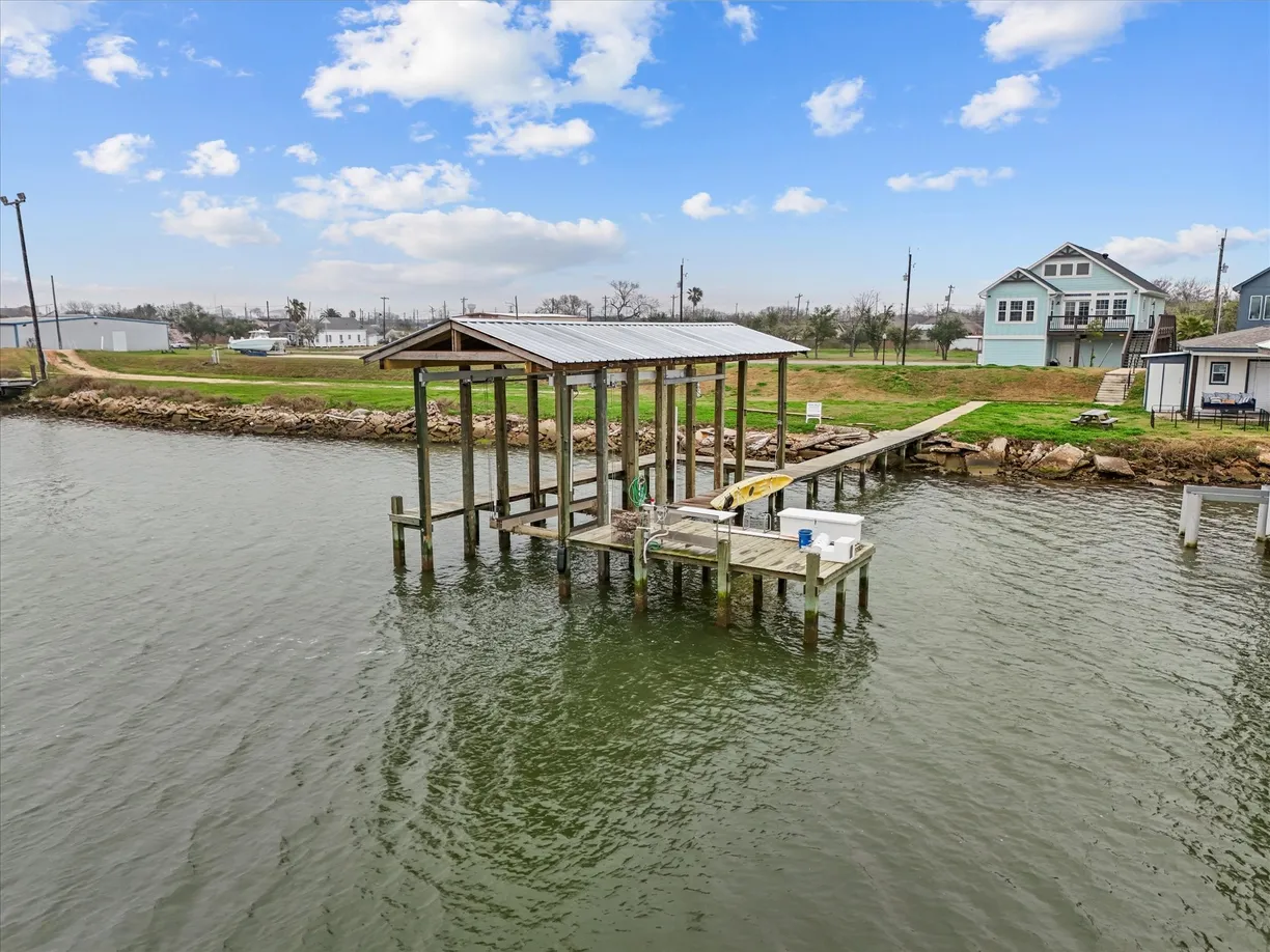 Houston Suburbs Real Estate | View 822 W 2nd Street | 4 Beds, 3 Baths
