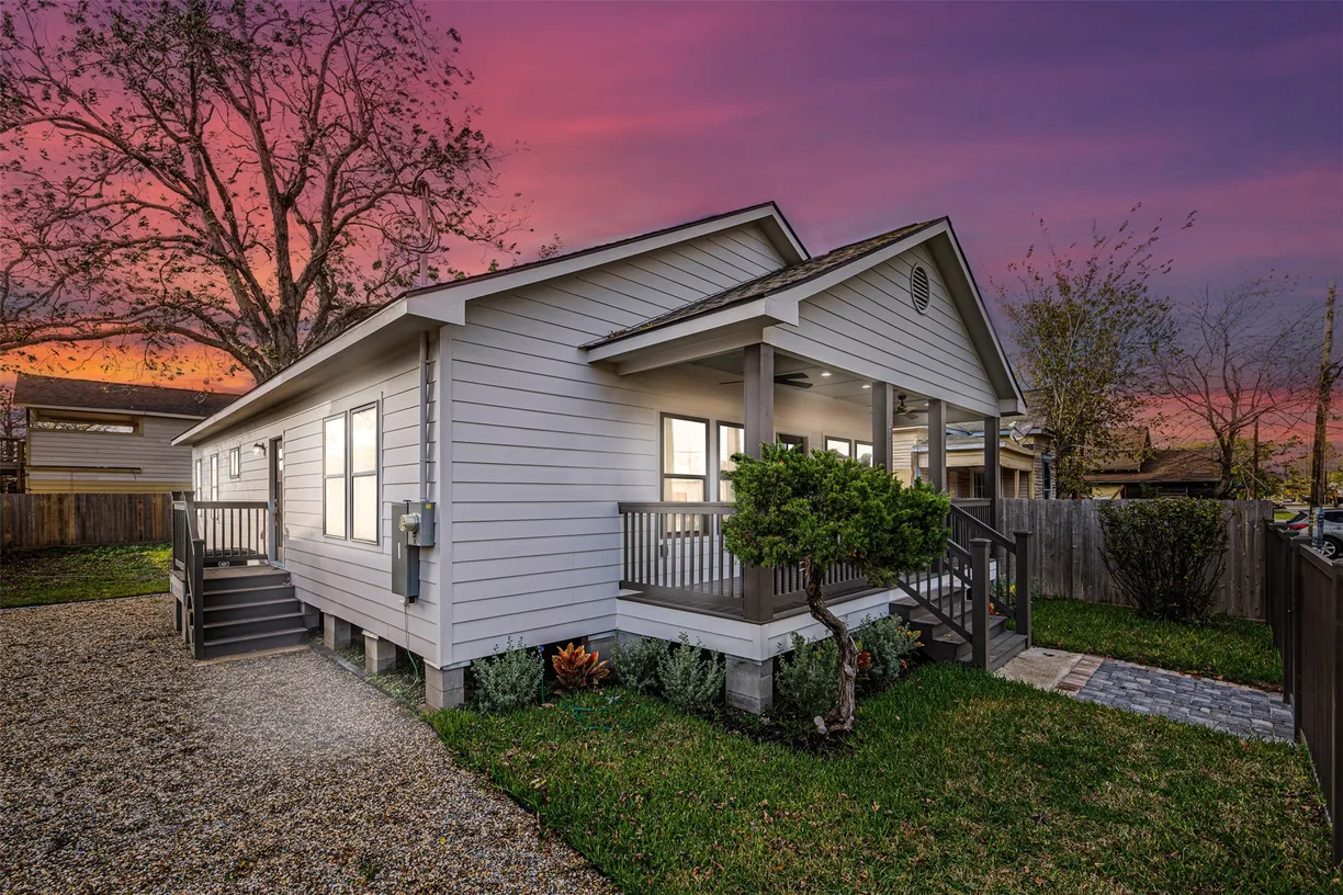 Houston Real Estate | View 2111 Chapman Street | 3 Beds, 2 Baths