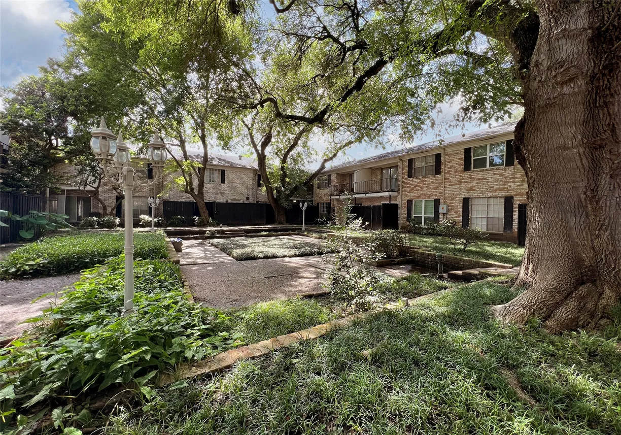 Houston Real Estate | View 7900 Westheimer Road, 134 | 2 Beds, 1 Bath