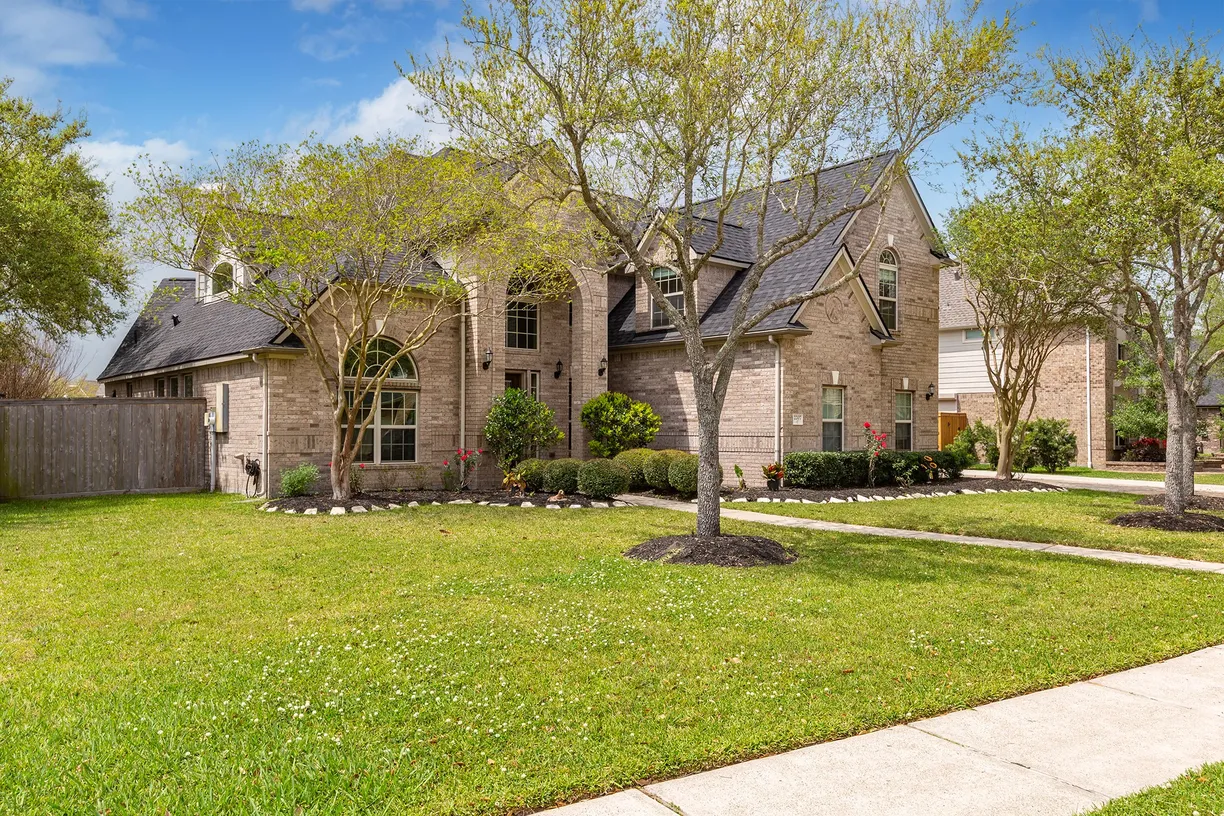 Houston Real Estate | View 2207 Bayou Cove Lane | Listing