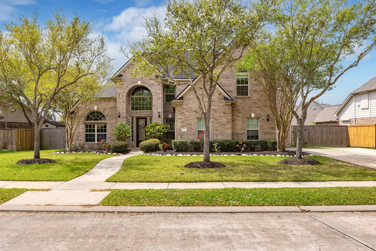 Houston Real Estate | View 2207 Bayou Cove Lane | 5 Beds, 5 Baths