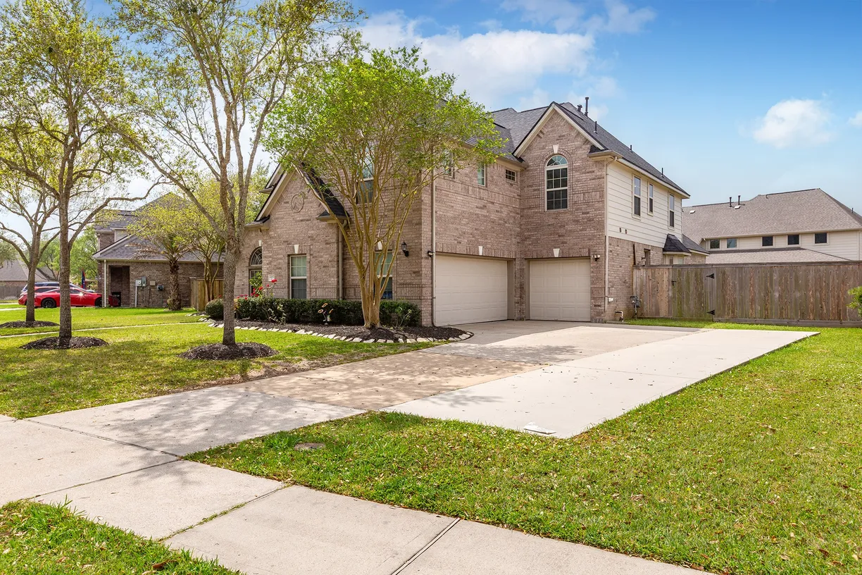 Houston Real Estate | View 2207 Bayou Cove Lane | Listing