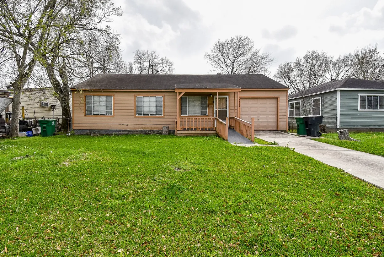Houston Real Estate | View 4814 Scenic Drive | 3 Beds, 1 Bath