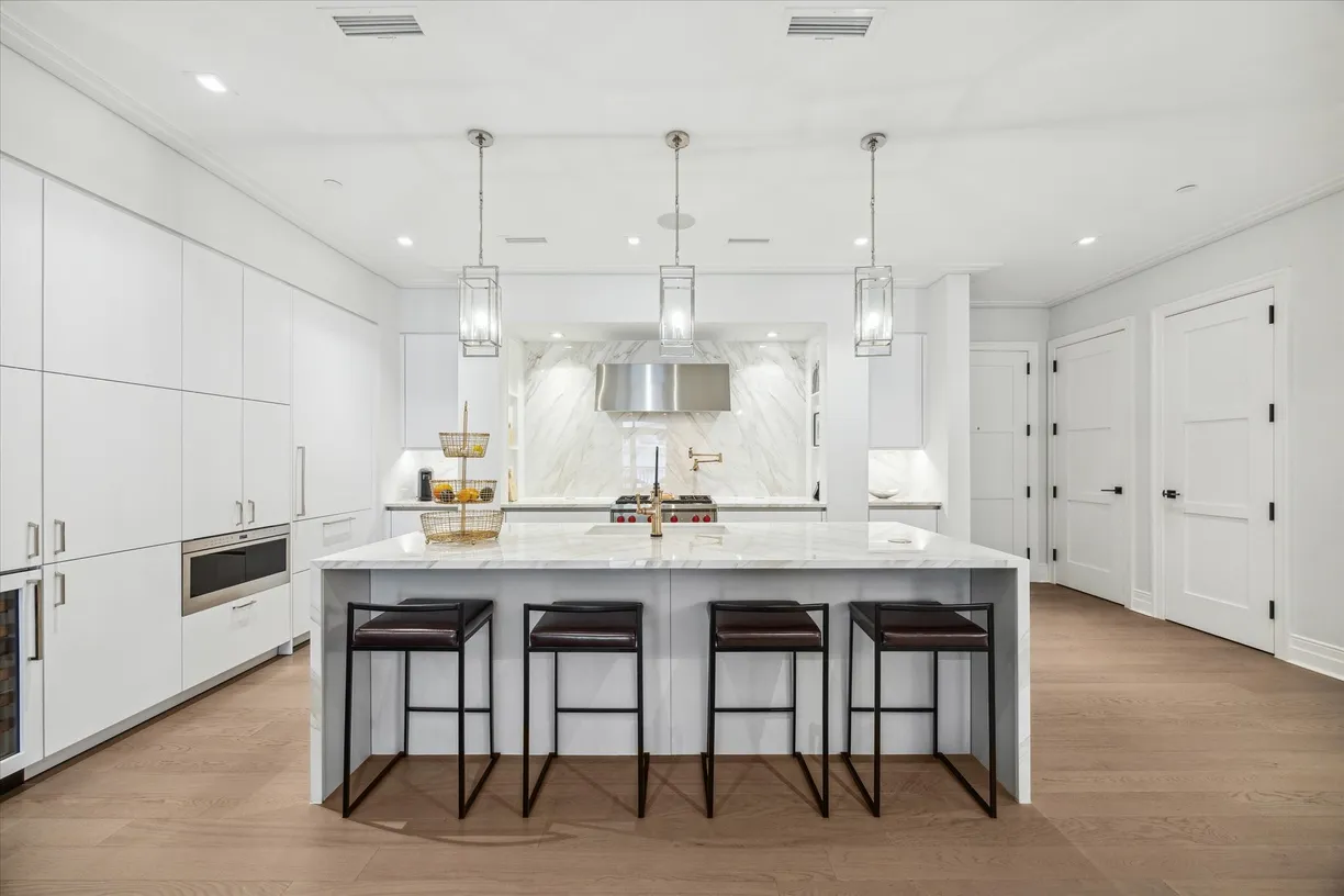Houston Real Estate | View 6017 Memorial Drive, 305 | 2 Beds, 2 Baths
