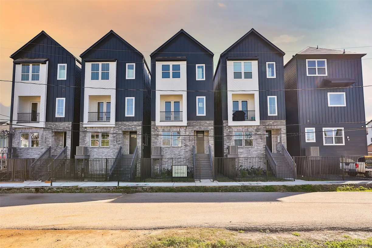 Houston Real Estate | View 1020 W 15th 1/2 Street, B | Listing