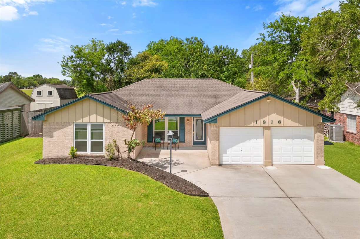 Houston Real Estate | View 1916 Tracy Lynn Lane | 3 Beds, 2 Baths
