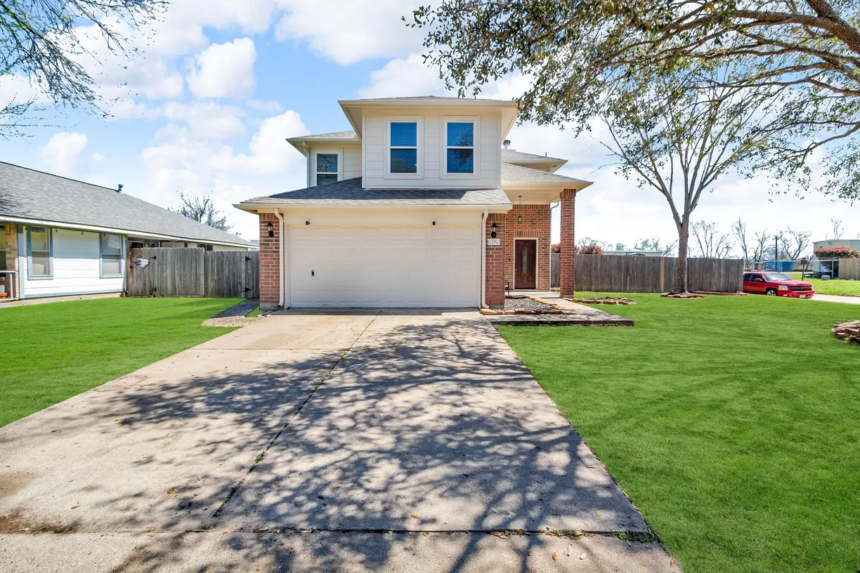 Houston Real Estate | View 6382 Crossway Drive | 3 Beds, 2 Baths