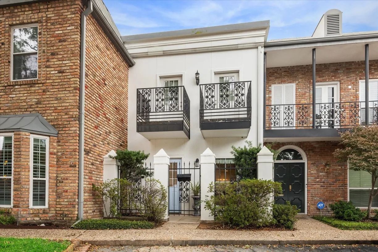 Houston Real Estate | View 7925 Woodway Drive, 1 | 2 Beds, 2 Baths