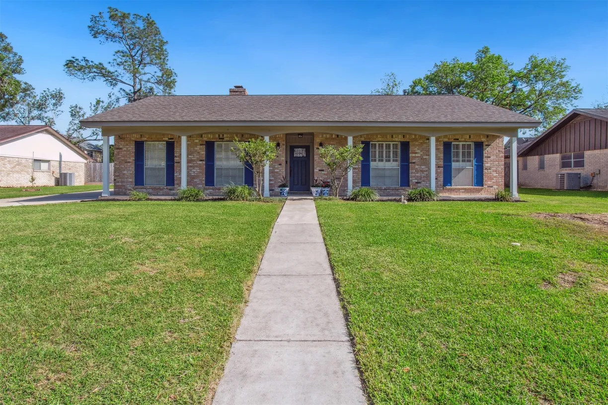 Houston Real Estate | View 1819 Laurel Oaks Drive | 3 Beds, 2 Baths